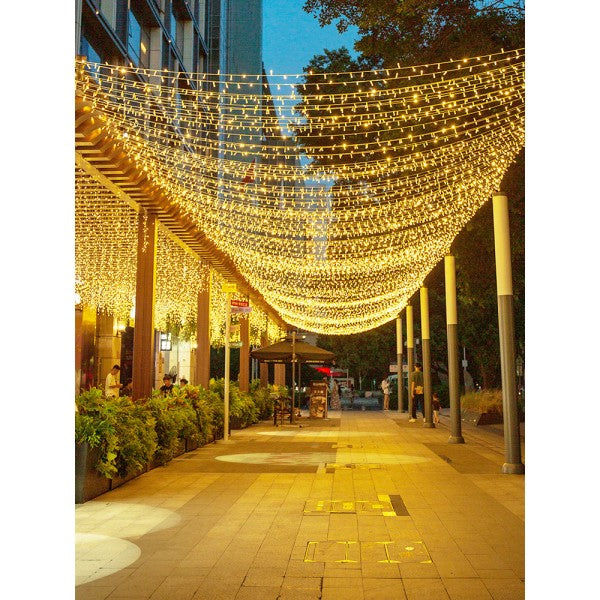 Serie de luces LED cálidas tipo guirnalda de 30 metros