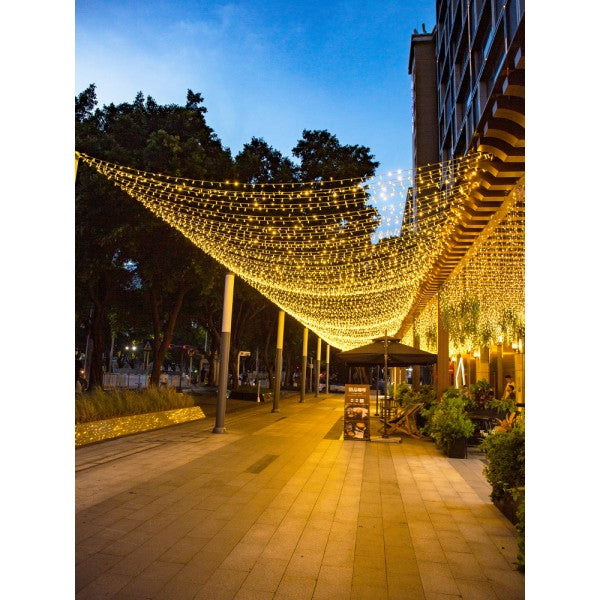 Serie de luces LED cálidas tipo guirnalda de 30 metros