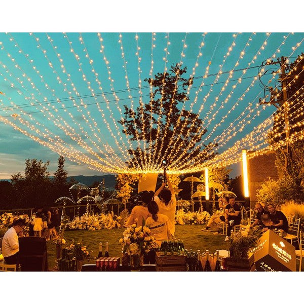 Serie de luces LED cálidas tipo guirnalda de 30 metros