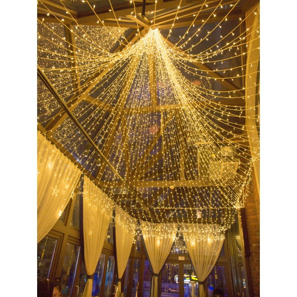 Serie de luces LED cálidas tipo guirnalda de 30 metros